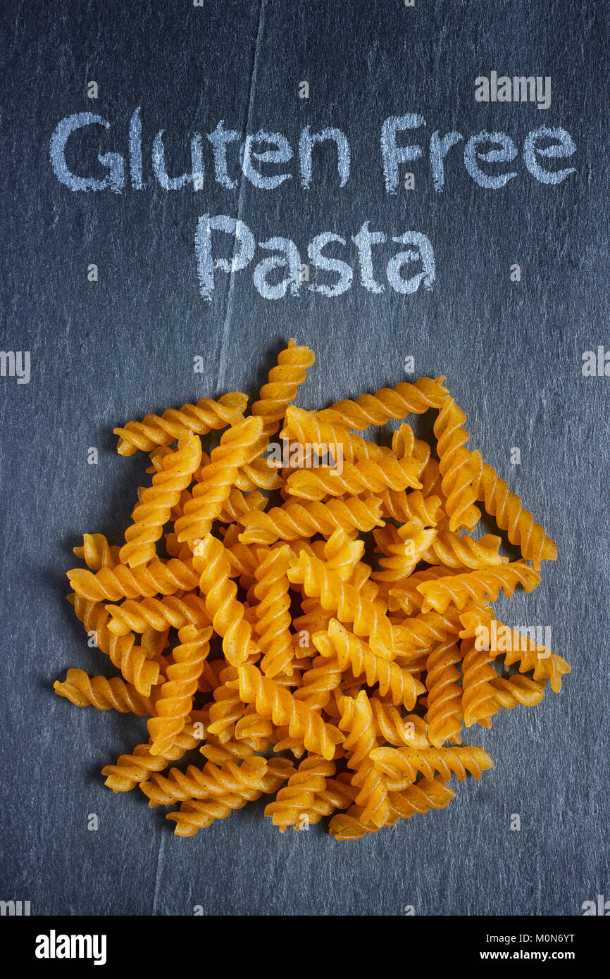 Glutenfreie Fusilli mit Text auf schiefer Hintergrund Stockfoto