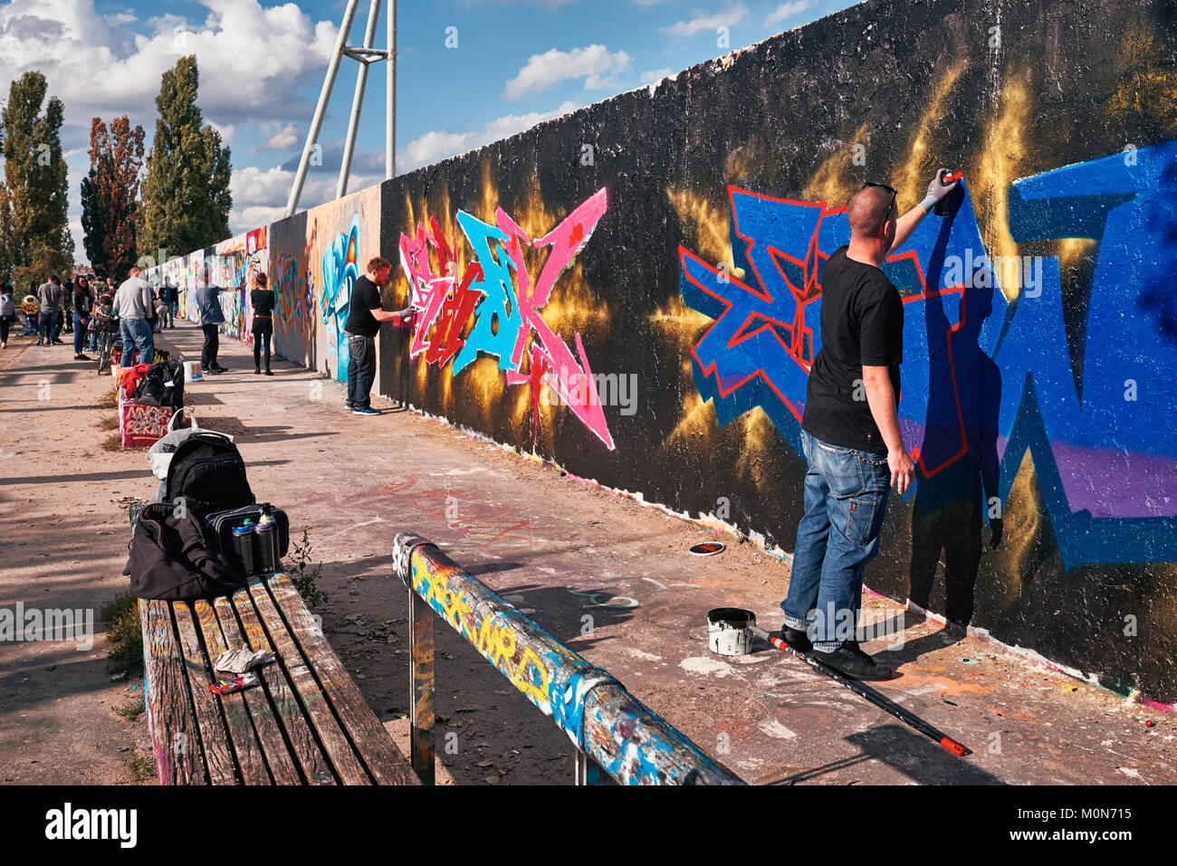 Berlin, Deutschland, 10. September/2017 Street Art - Jungen zieht Graffiti auf Mauerpark an der Wand. Stockfoto