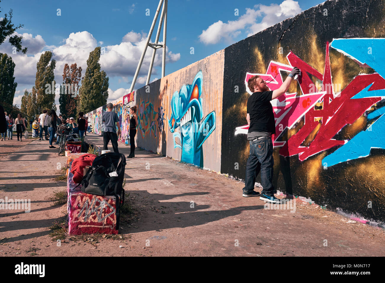 Berlin, Deutschland, 10. September/2017 Street Art - Junge zieht Graffiti auf Mauerpark an der Wand. Stockfoto