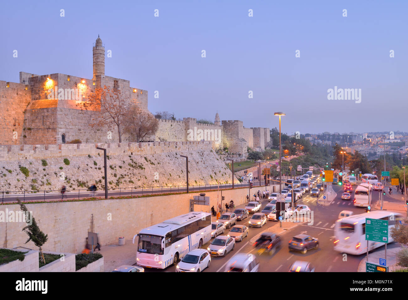 Jerusalem, Israel - 20. März 2014: Auto Verkehr unter den Mauern der alten Stadt als UNESCO-Weltkulturerbe seit 1981 aufgeführt. Die Wände waren in 1 Stockfoto