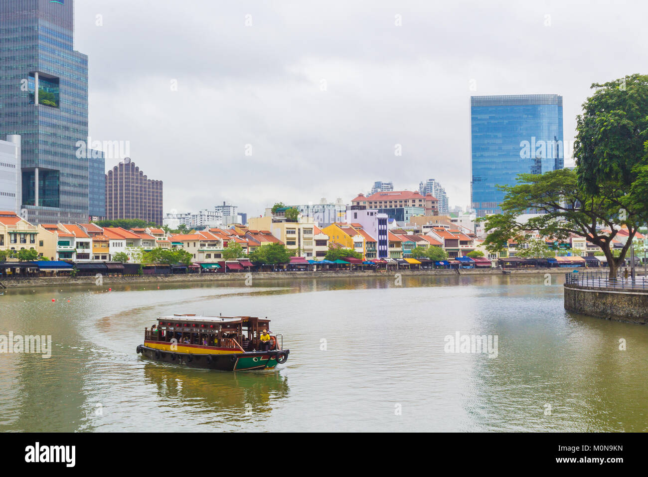 Touristenboot Sightseeing am Singapore River Stockfoto