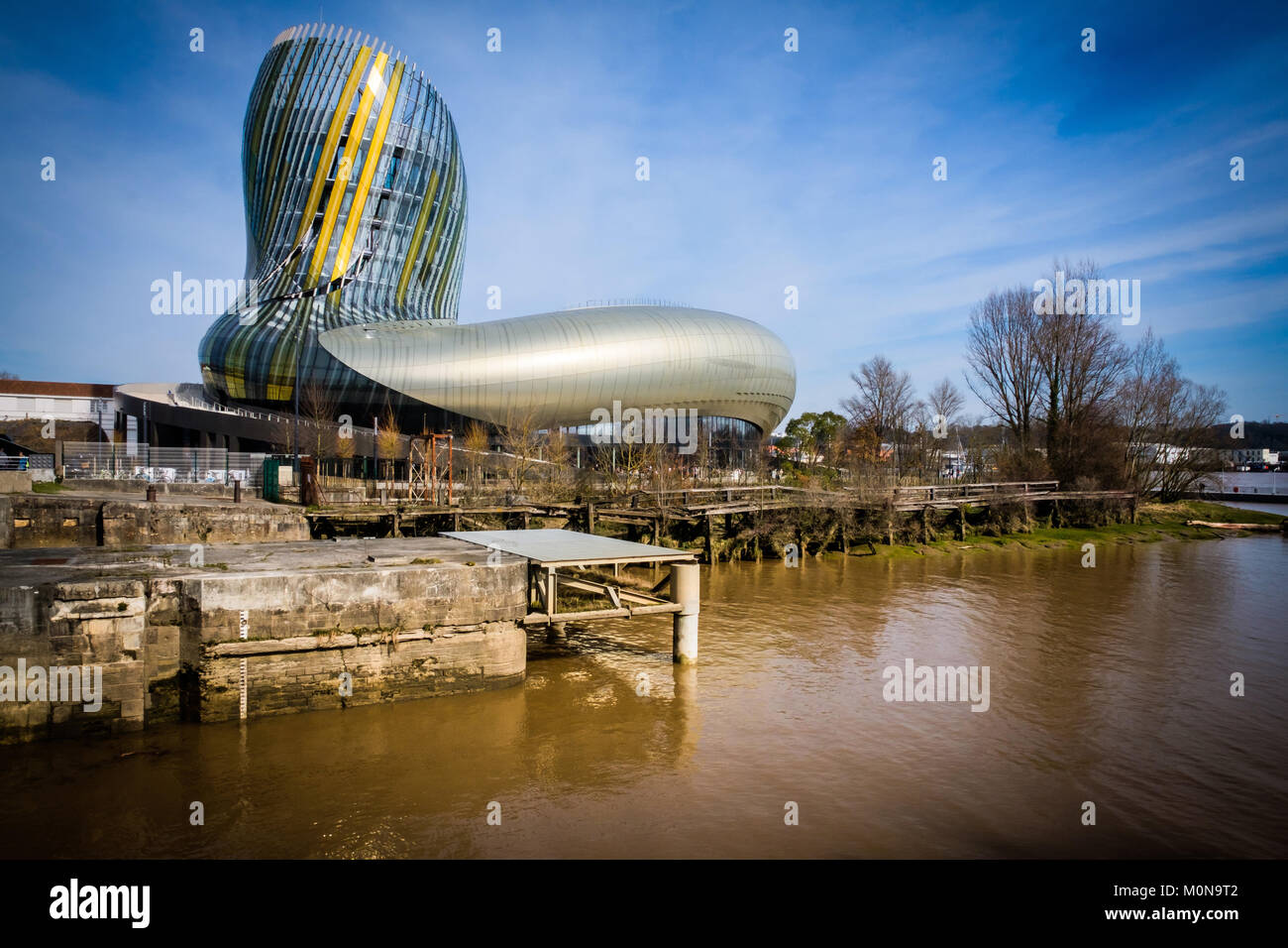 Bordeaux (Frankreich): "Cite du Vin", als auch ein Ort der Ausstellungen, Shows, Filmvorführungen und akademische Seminare zum Thema o Stockfoto