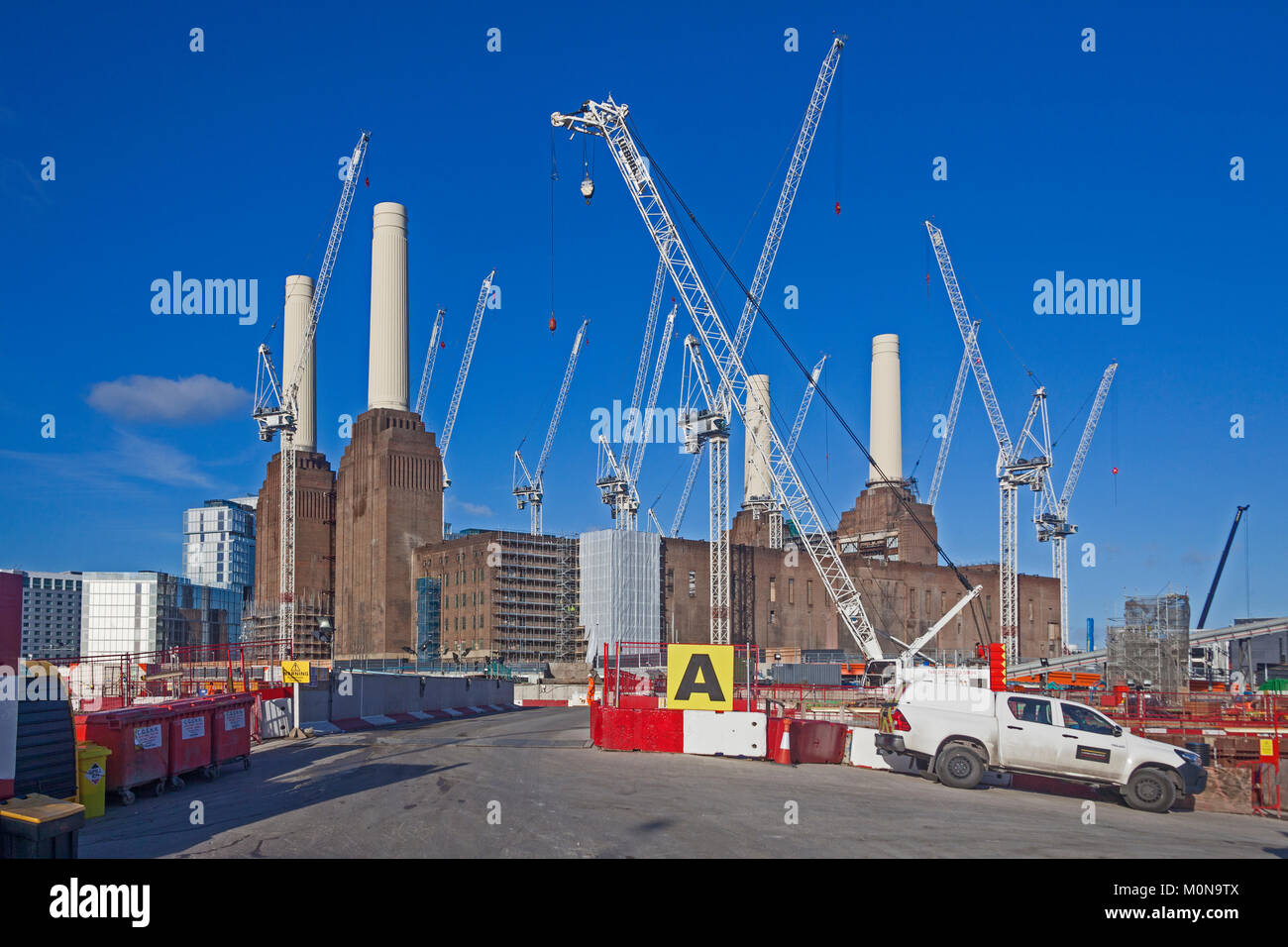 London, Battersea Re - die Bauarbeiten auf dem ehemaligen Battersea Power Station. Die Website Eingang im Januar 2018 Stockfoto