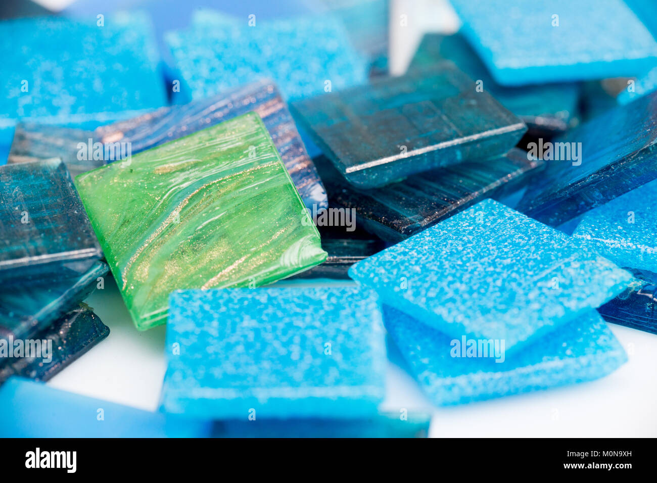 Nahaufnahme auf blauem Glas Mosaikfliesen Stockfoto