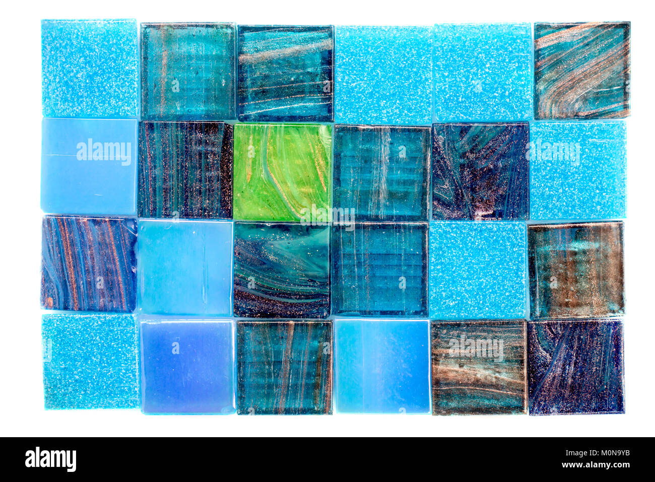 Buntes Glas Mosaikfliesen auf weißem Hintergrund ausgerichtet Stockfoto