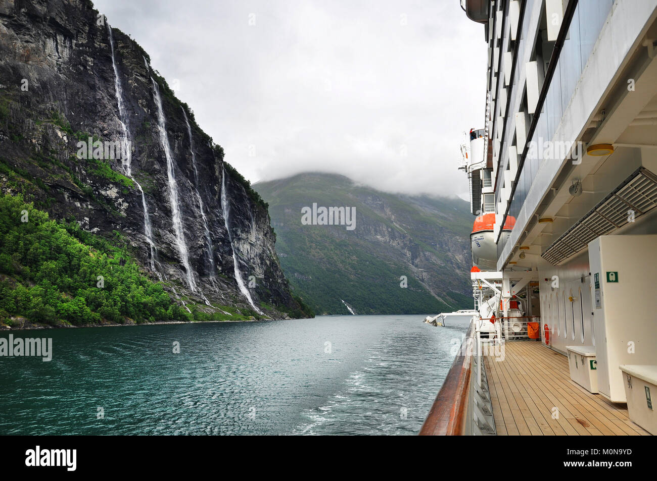 Kreuzfahrtschiff Open Deck mit Geiranger Wasserfälle, Norwegen Stockfoto