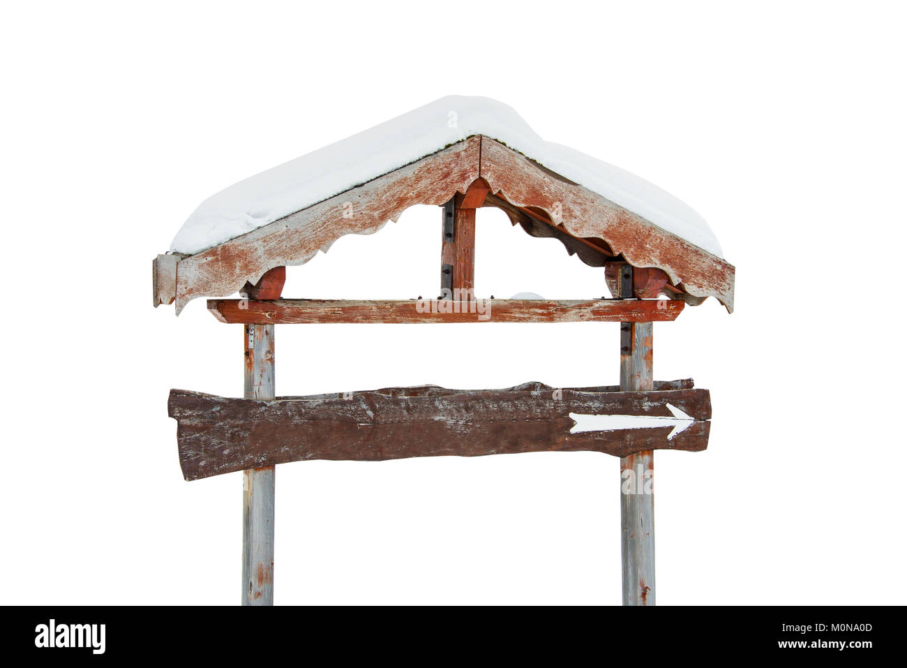 Leere Holzschild mit einem Pfeil, bedeckt mit Schnee und isoliert auf weißem Hintergrund Stockfoto