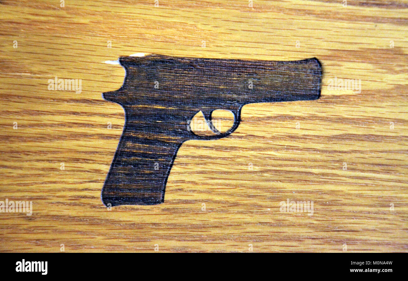 Schwarze Pistole Form auf Holzbrett gedruckt Stockfoto