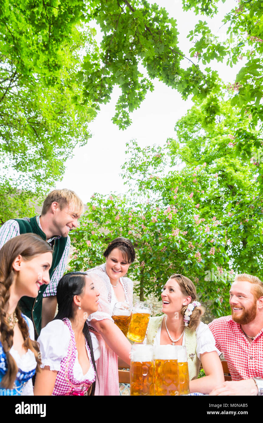 Kellnerin Bier im Biergarten. Stockfoto