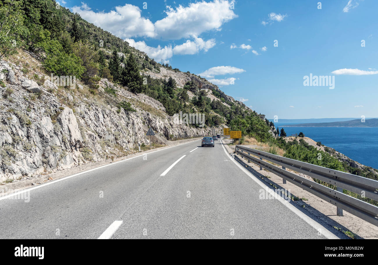 Ein Automobil Straße entlang der Küste der Urlaubsort Makarska Riviera in Kroatien. Stockfoto