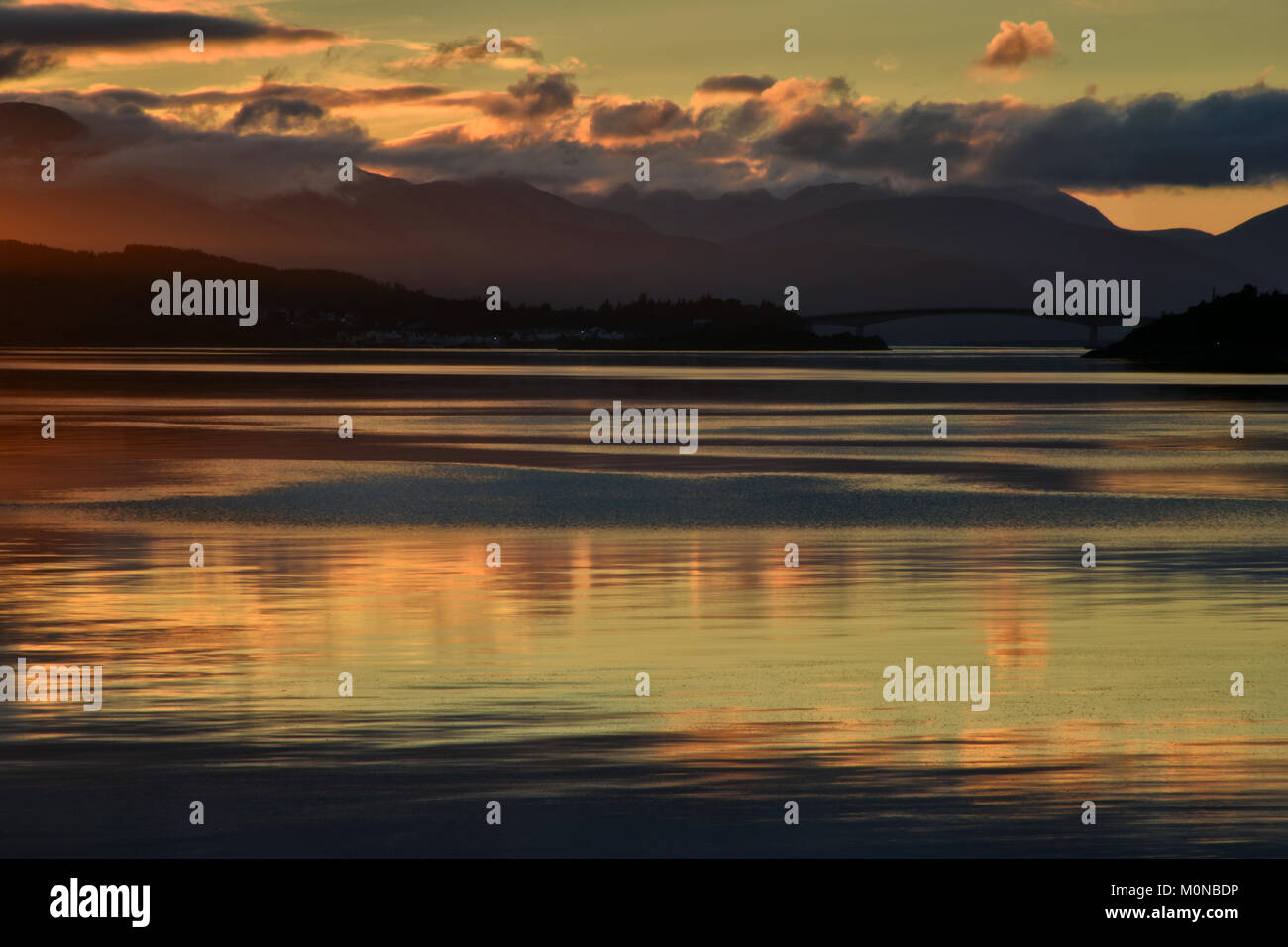 Sonnenuntergang über Loch Alsh und Skye Bridge Stockfoto