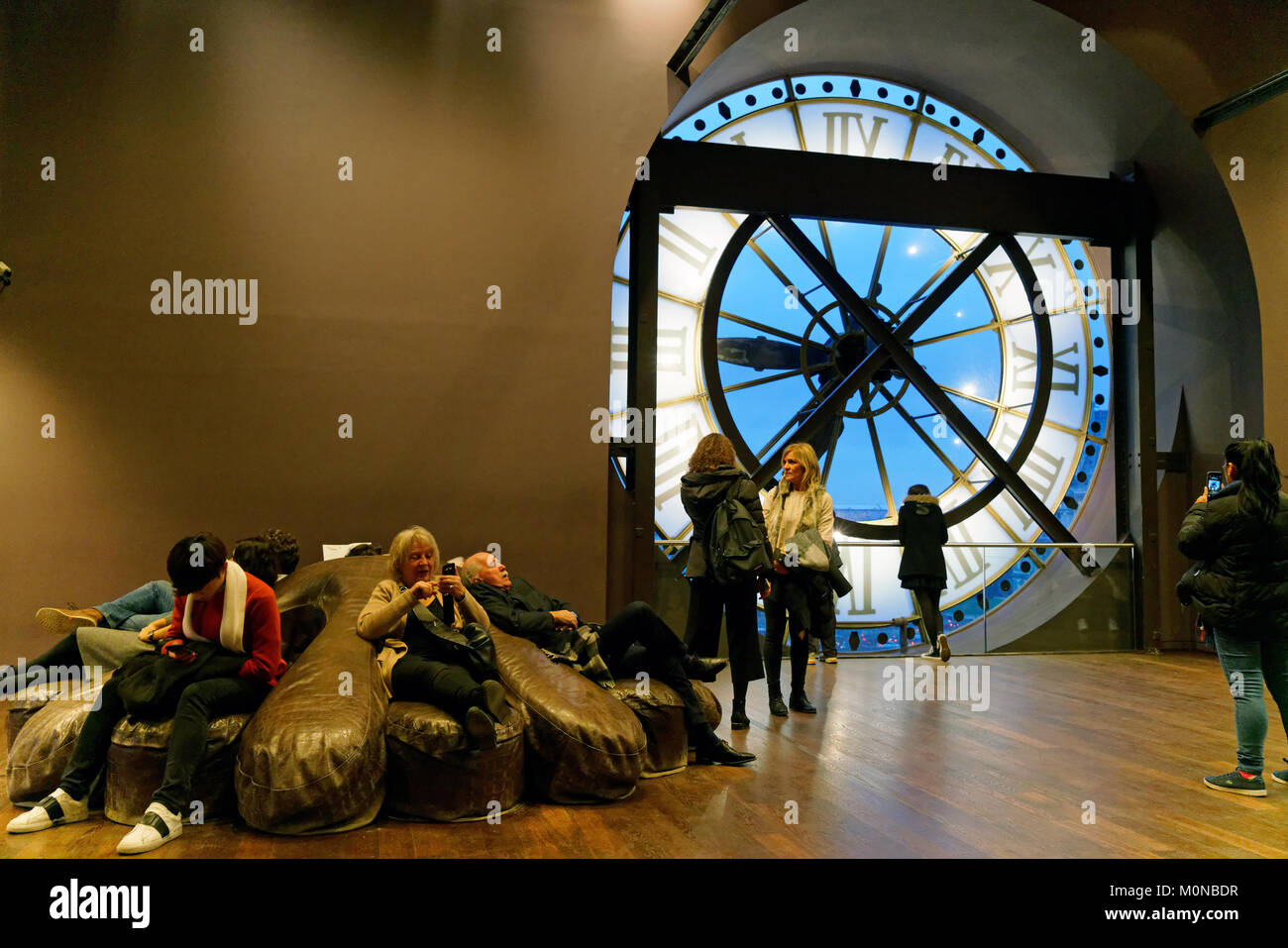 Früher ein Bahnhof, Musée d'Orsay in Paris hat mehrere große Uhren. Jetzt ist es ein Museum eine bedeutende Sammlung impressionistischer Kunst. Stockfoto