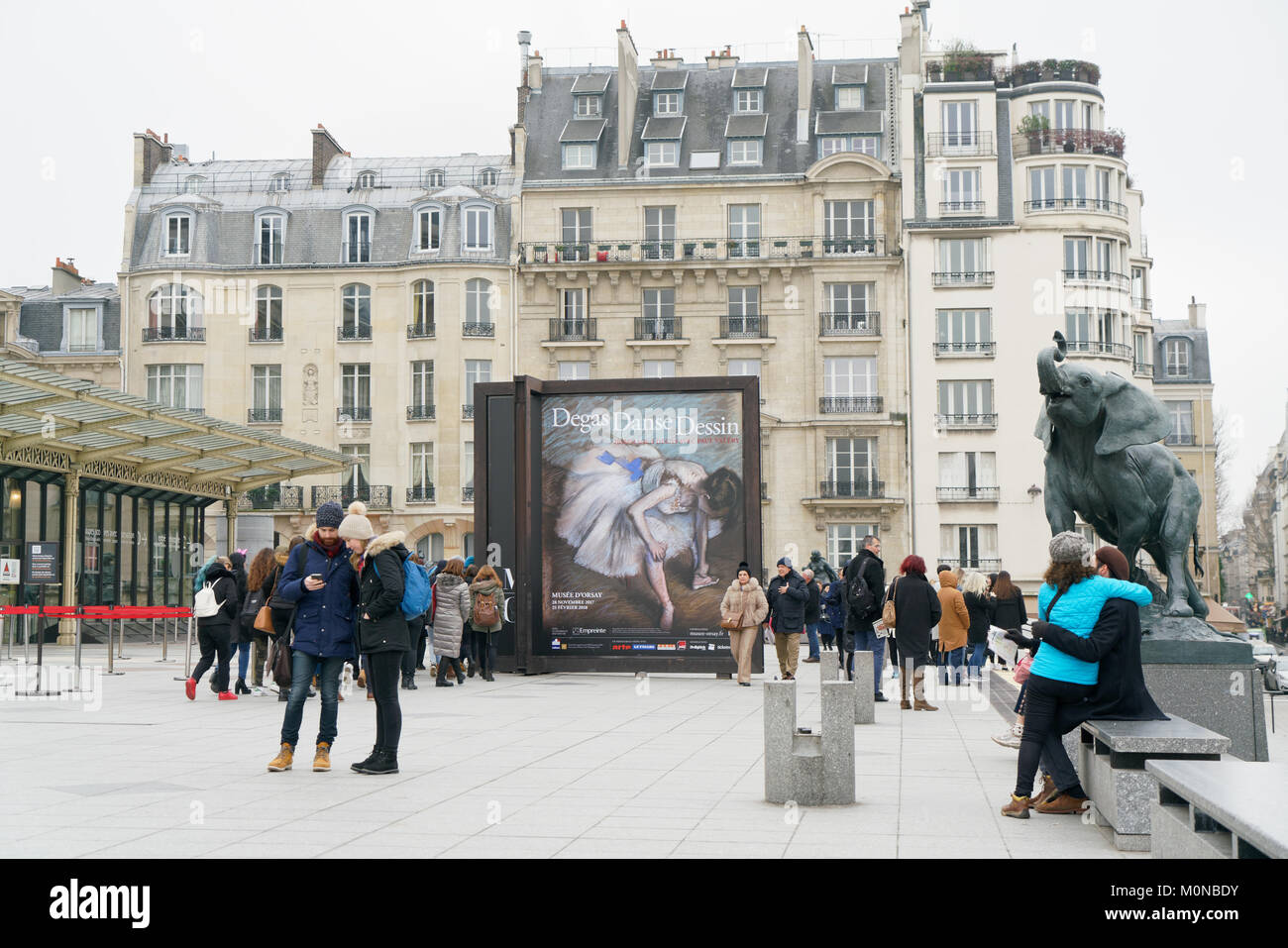 Die Plaza vor der Musée d'Orsay, Paris's Museum der impressionistischen und post-impressionistischen Kunst in einem ehemaligen Bahnhof untergebracht ist. Stockfoto