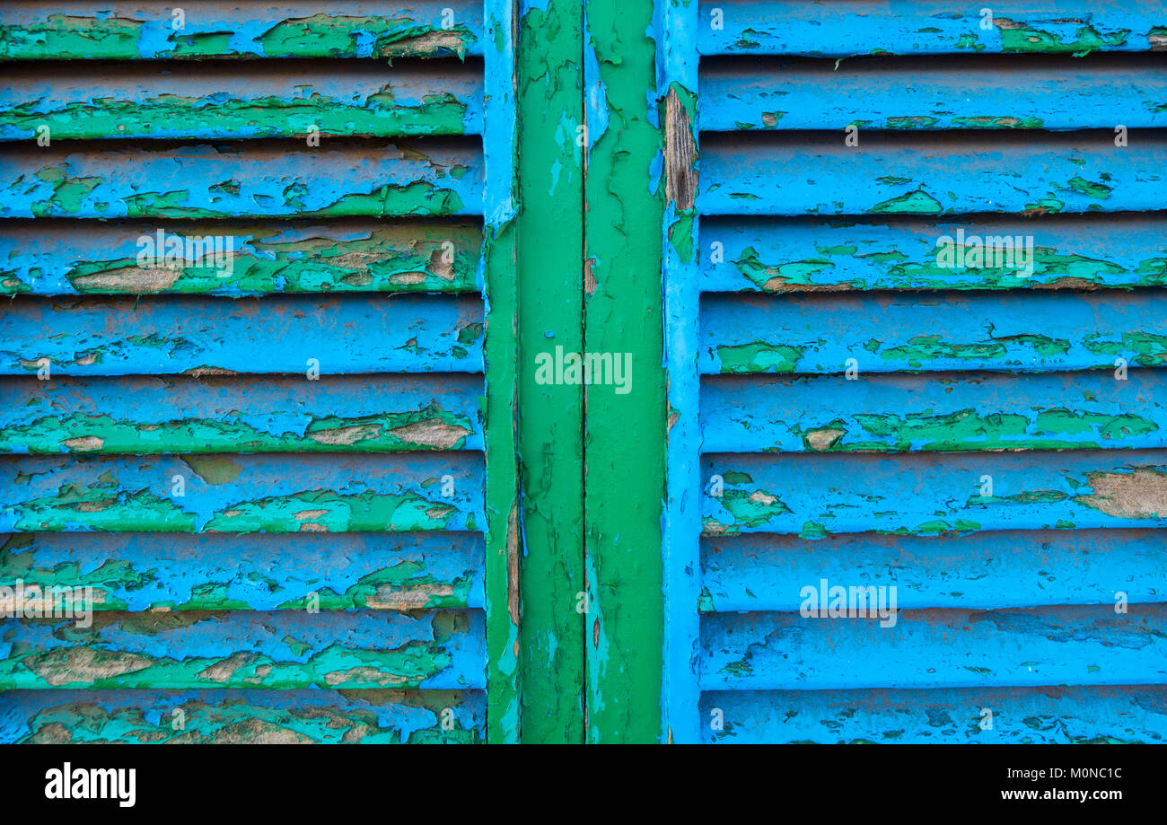 Schichten Der abblätternde Farbe auf Fensterläden aus Holz Stockfoto