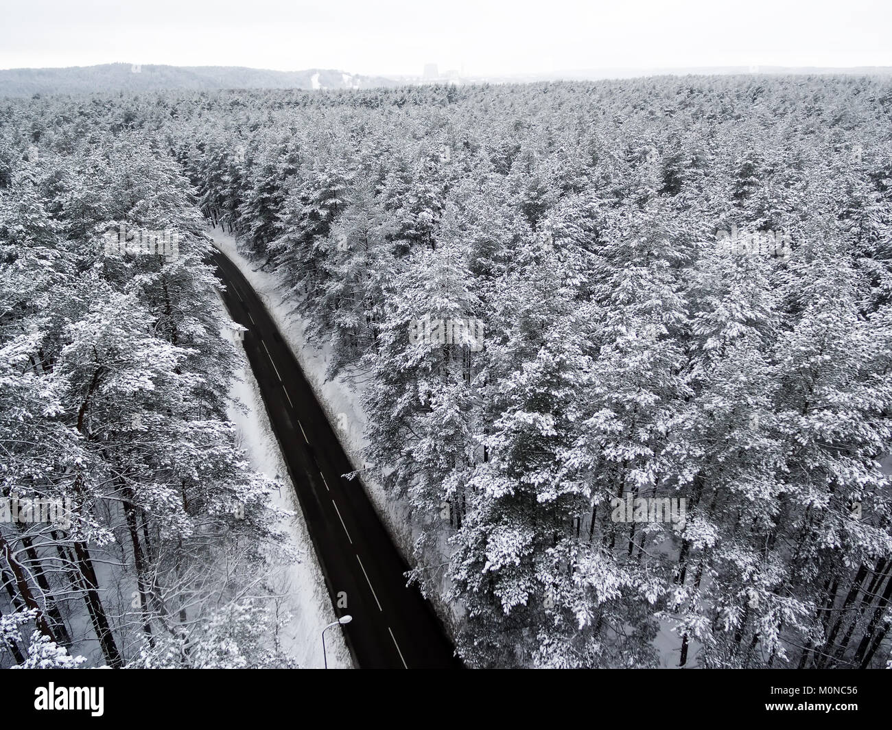 Antenne Blick von oben auf die Straße im Winter Wald Stockfoto