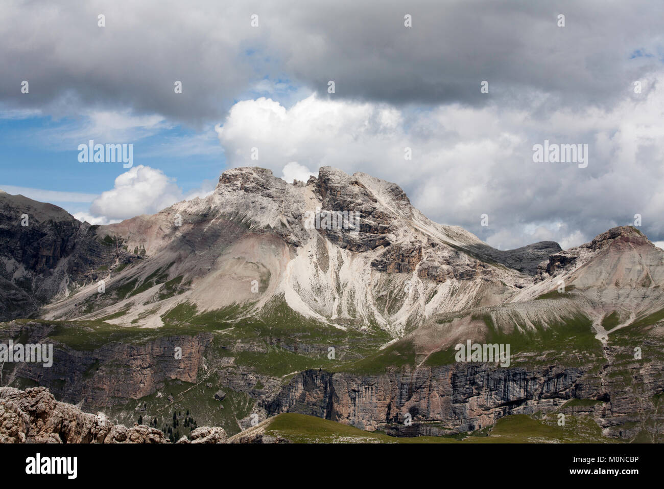 Blick über den Parco Naturale Puez Geisler zum Piz Duleda und Gruppo Del Odle und Gruppo Puez aus der Nähe von Forc de Crespeina die Dolomiten bei Gröden Stockfoto