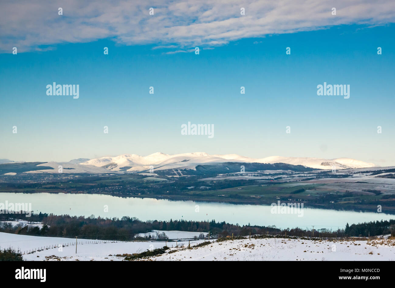 Winter Szene von Clyde River zum Gare Loch von Hügel über Arundel, mit Schnee bedeckte Berge, blauer Himmel und ruhiges Wasser, Strathclyde, Schottland, Großbritannien Stockfoto