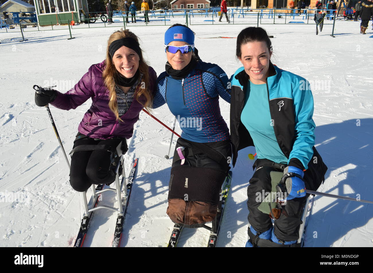 Us-para Skifahrer (von links nach rechts) Bretagne Fisher, Oksana Meister, und Freude Rondeau an 2016 US-Paralympics sitzen Ski Staatsangehörigen und IPC Continental Cup. Stockfoto