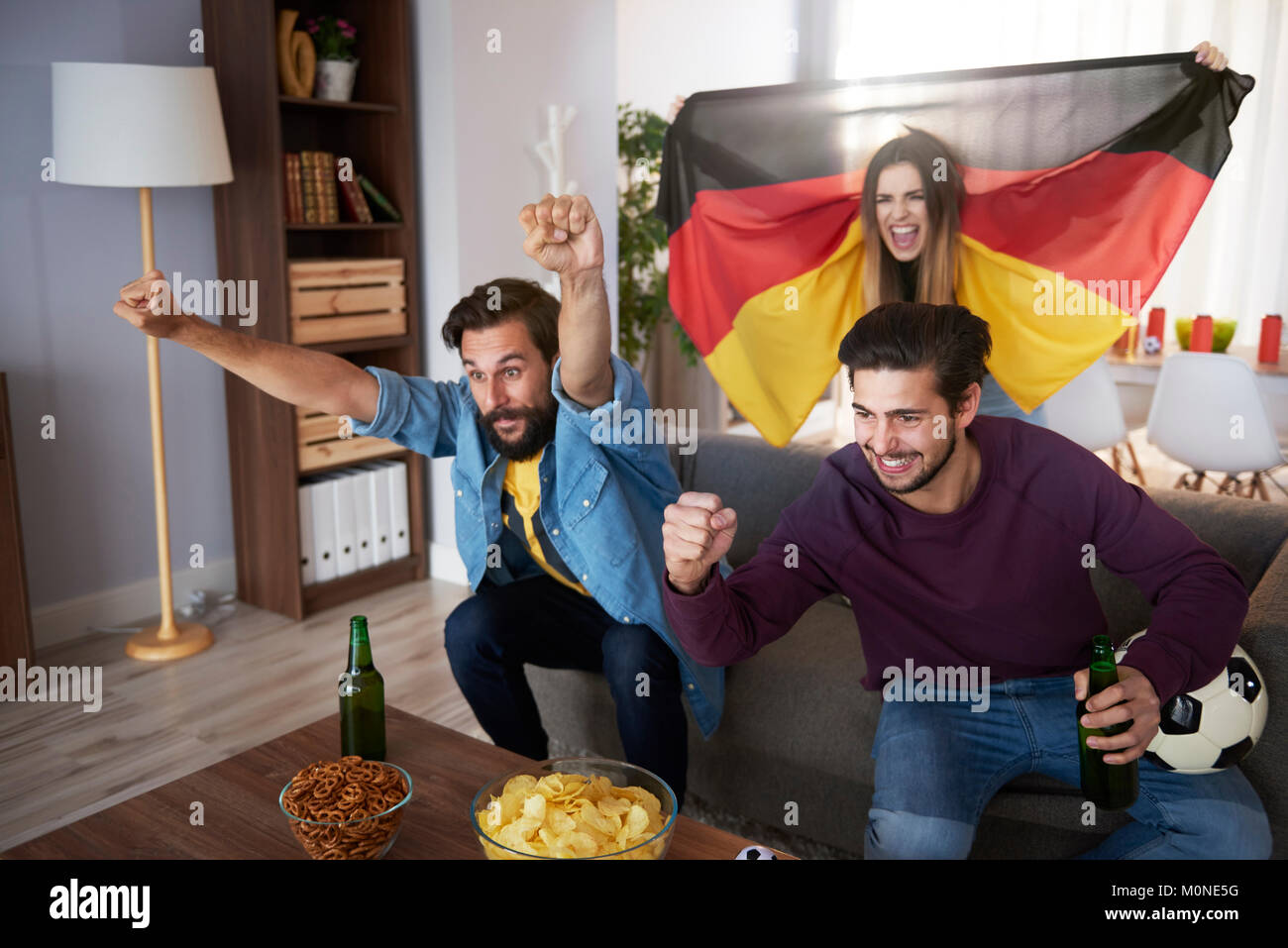 Deutsche Fußball-Fans Fernsehen aufgeregt und jubeln Stockfoto