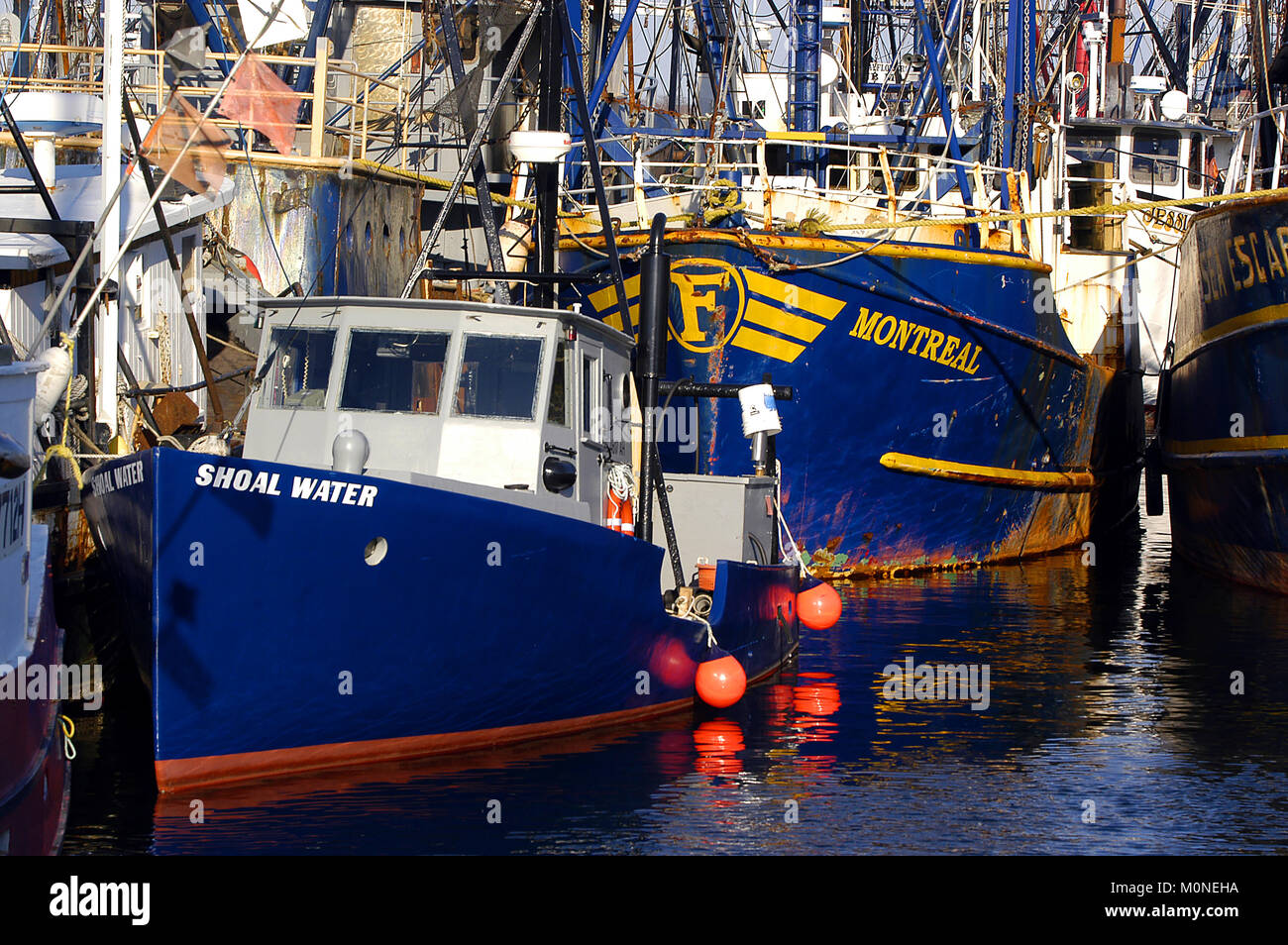 Die dicht gedrängten Trawler im New Bedford, Massachusetts Fish Pier, USA Stockfoto