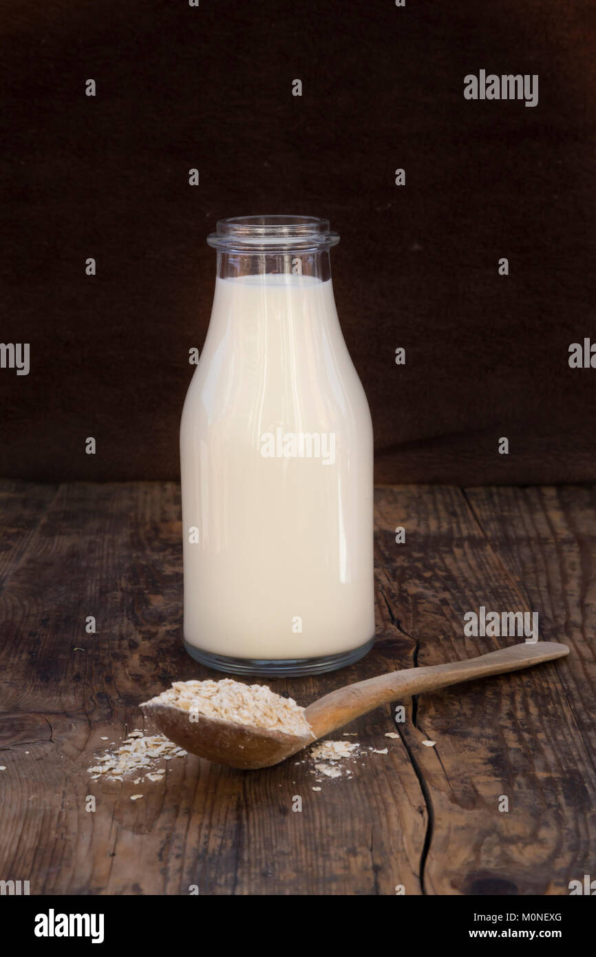 Glas Flasche hausgemachten Hafermilch mit Datumsangaben Stockfoto