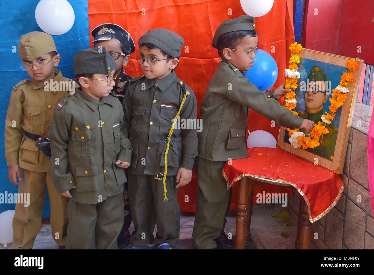 Ajmer, Indien. 22 Jan, 2018. Erster Schritt Schüler würdigen Subhash Chandra Bose während seiner Geburt Jubiläum. Bose, der berufen ist, Netaji, gründete die indische nationale Armee an die britische Kolonialherrschaft in Indien während des Zweiten Weltkrieges zu freien Kampf Credit: shaukat Ahmed/Pacific Press/Alamy leben Nachrichten Stockfoto