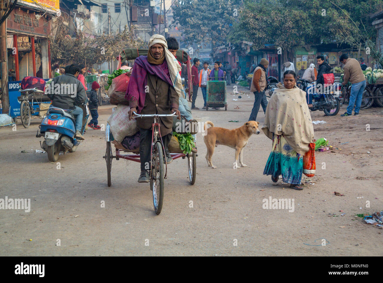 Mann auf der Rikscha Varanasi Indien Stockfoto