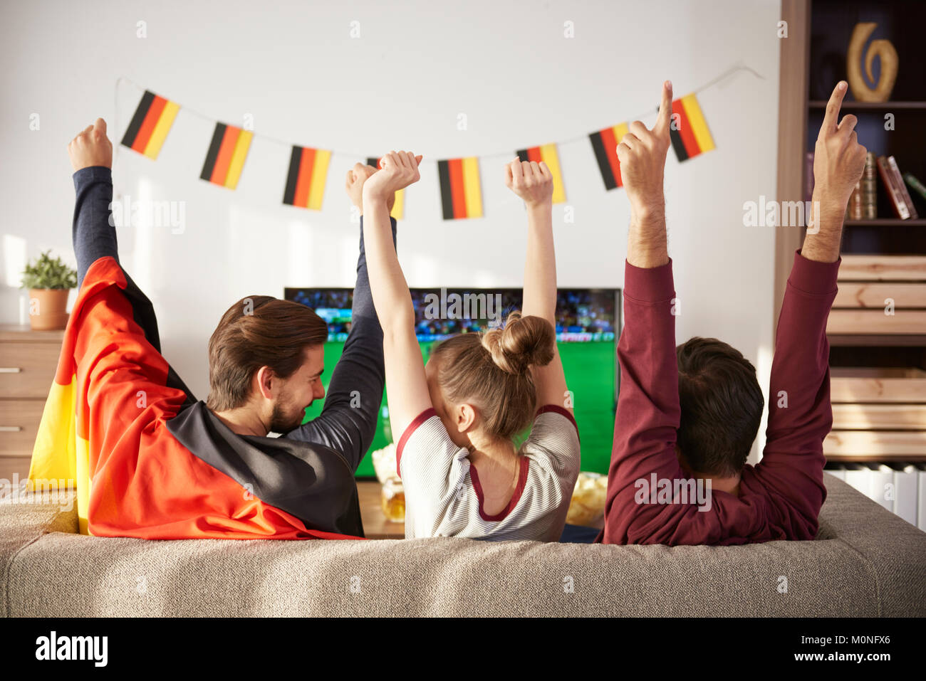 Deutsche Fußball-Fans Fernsehen und jubeln Stockfoto