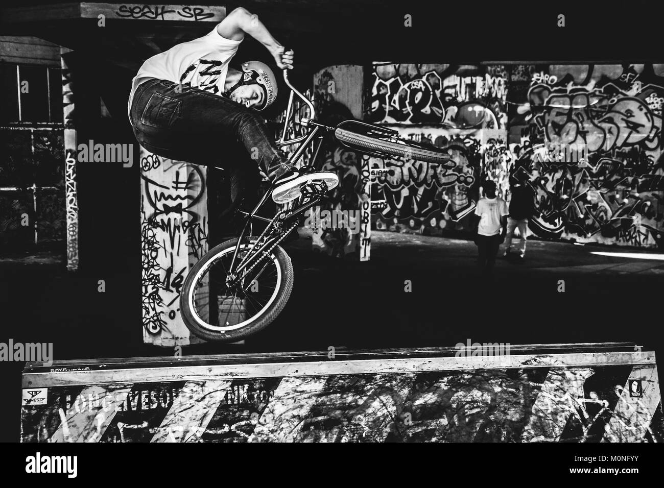 Schwarz-Weiß-Straßenfotografie in London: BMX-Fahrer beim Stunt im Southbank Skatepark in London. VEREINIGTES KÖNIGREICH Stockfoto