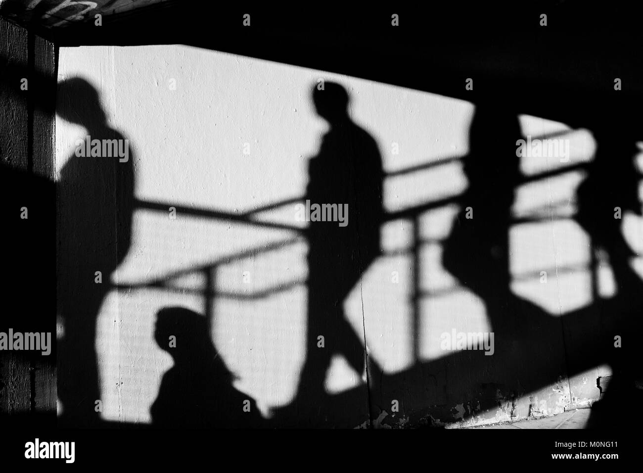 Schwarz-weiße Straßenfotografie in London: Schatten von Menschen, die Treppen steigen. Stockfoto