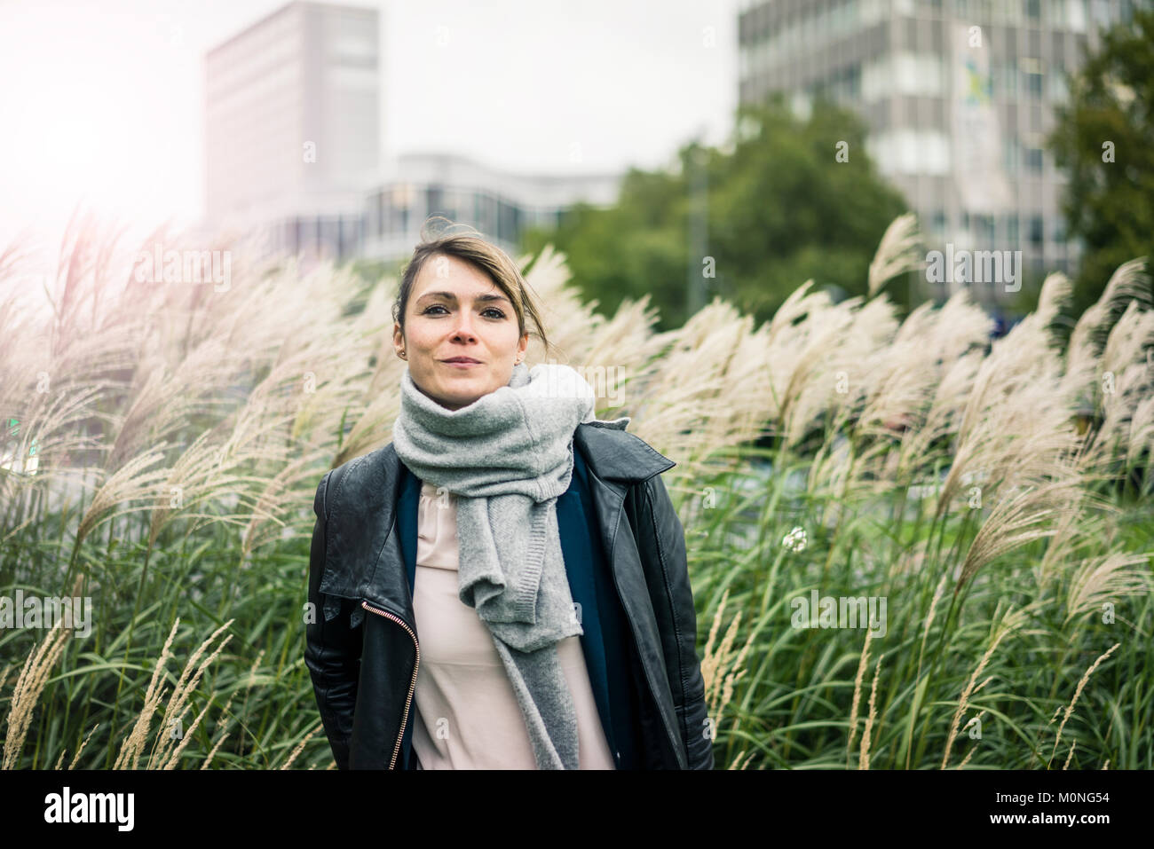 Porträt der lächelnde Frau mit Schal im Freien Stockfoto