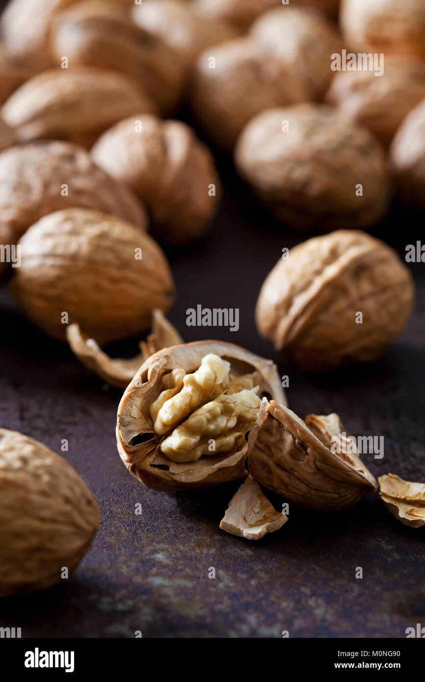 Risse in Nussbaum, close-up Stockfoto