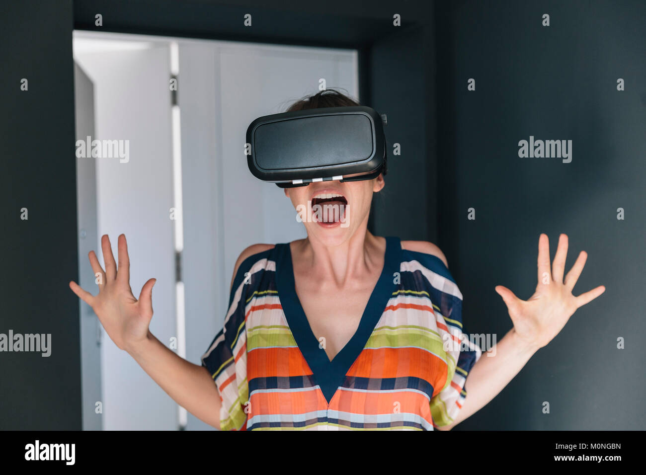 Erstaunt Frau mit VR-Brille, eine verrückte Gesicht Stockfoto