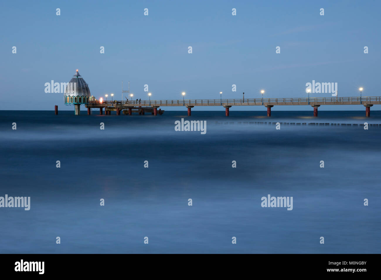 Deutschland, Zingst, Blick auf U-Boot Gondel und eine Promenade, blaue Stunde Stockfoto