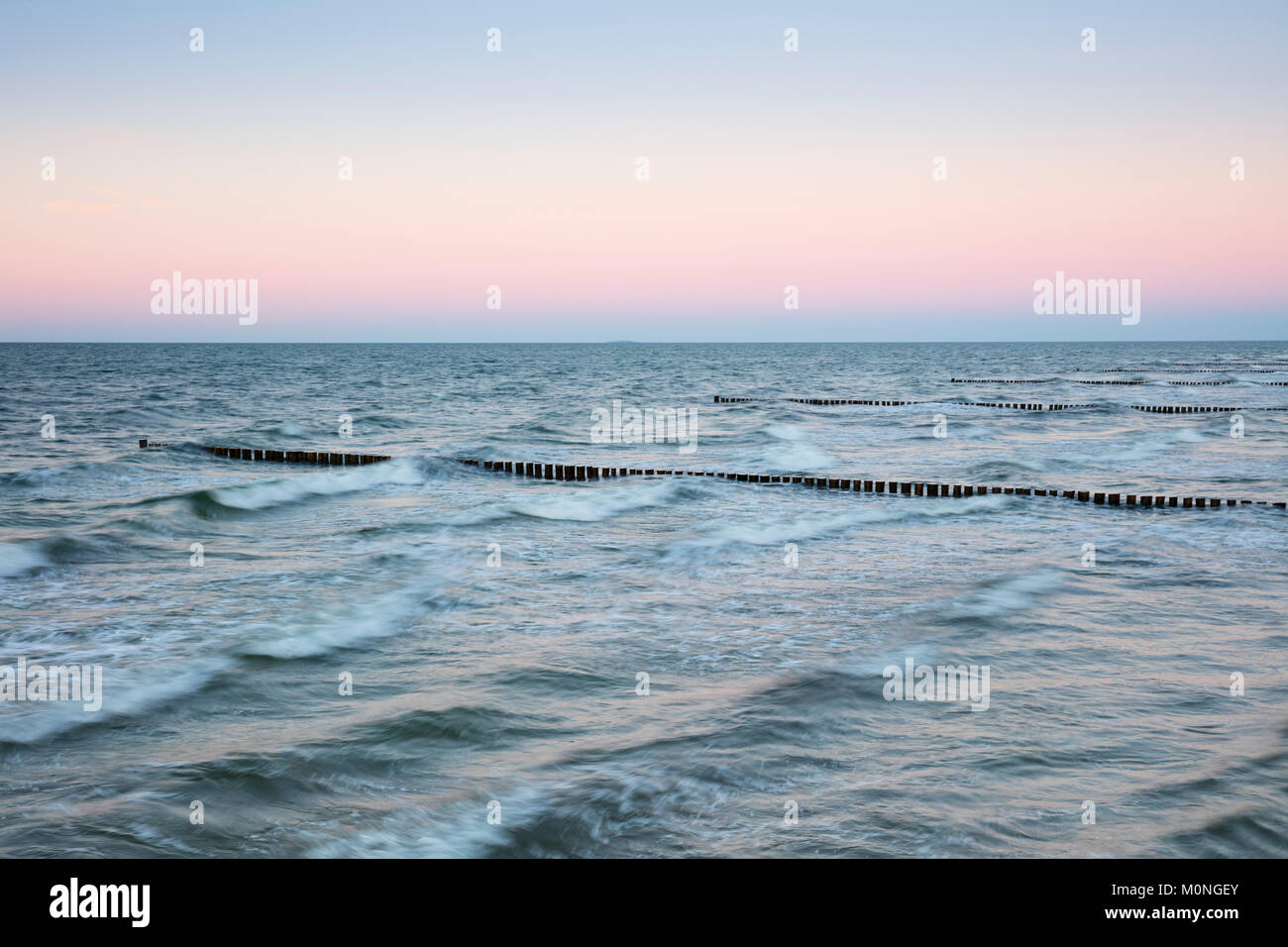 Deutschland, Fischland-Darß-Zingst, Zingst, Ostsee, wellenbrecher am Abend Stockfoto