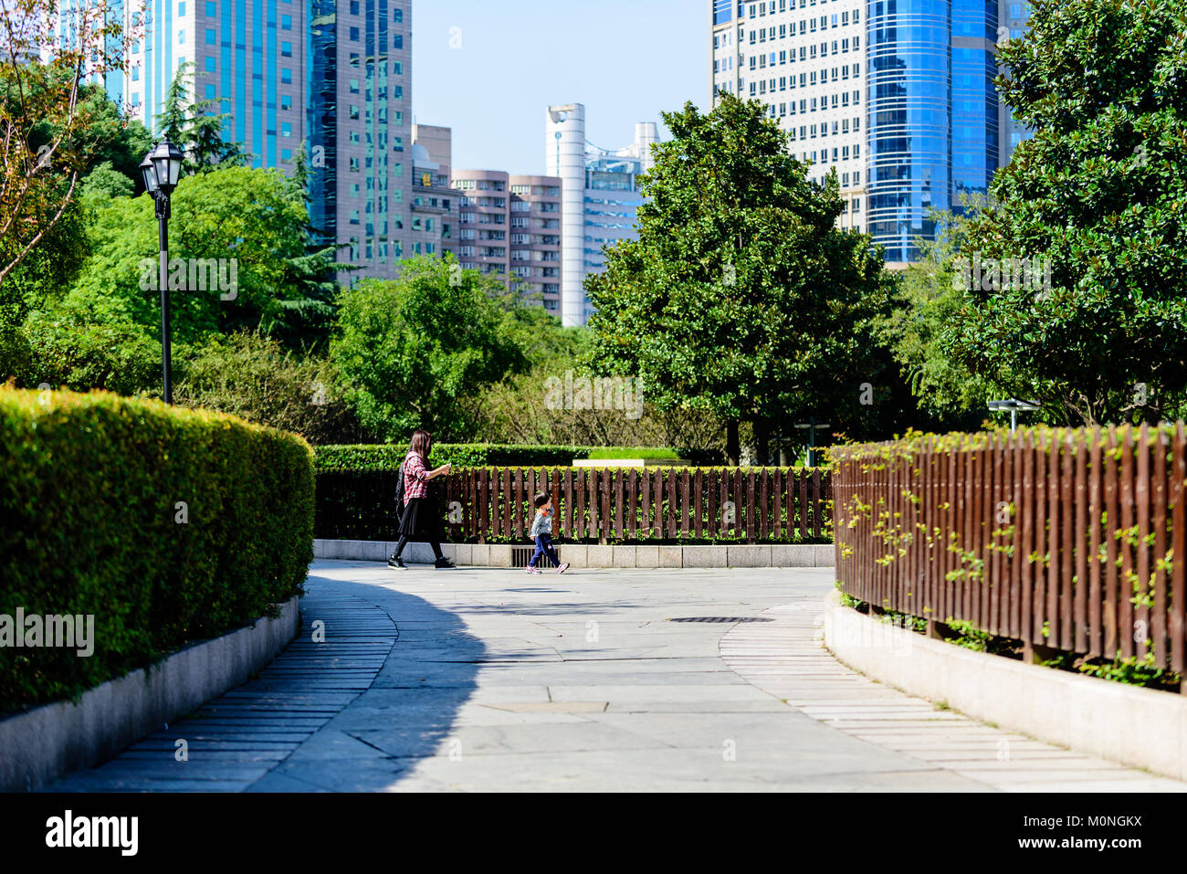 Shanghai, China. Eine junge Mutter und Kind entdecken Sie die Shanghai People's Square, Shanghai, China. Credit: Benjamin Ginsberg Stockfoto