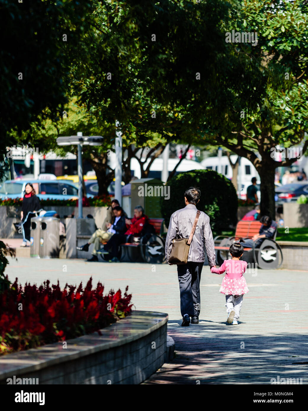 Shanghai, China. Ein Vater und seine junge Tochter wandern in Shanghai People's Square, Shanghai, China. Credit: Benjamin Ginsberg Stockfoto