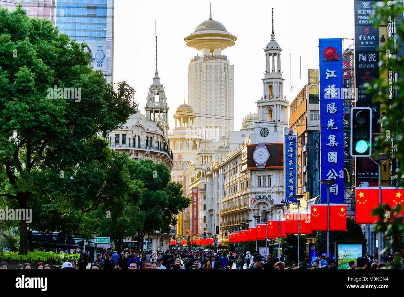 Shanghai, China. Die ikonischen Architektur der Raddisson Hotel und Viktorianischen Gebäude über Nanjing Road Fußgängerzone, Shanghai, China. Cred Stockfoto