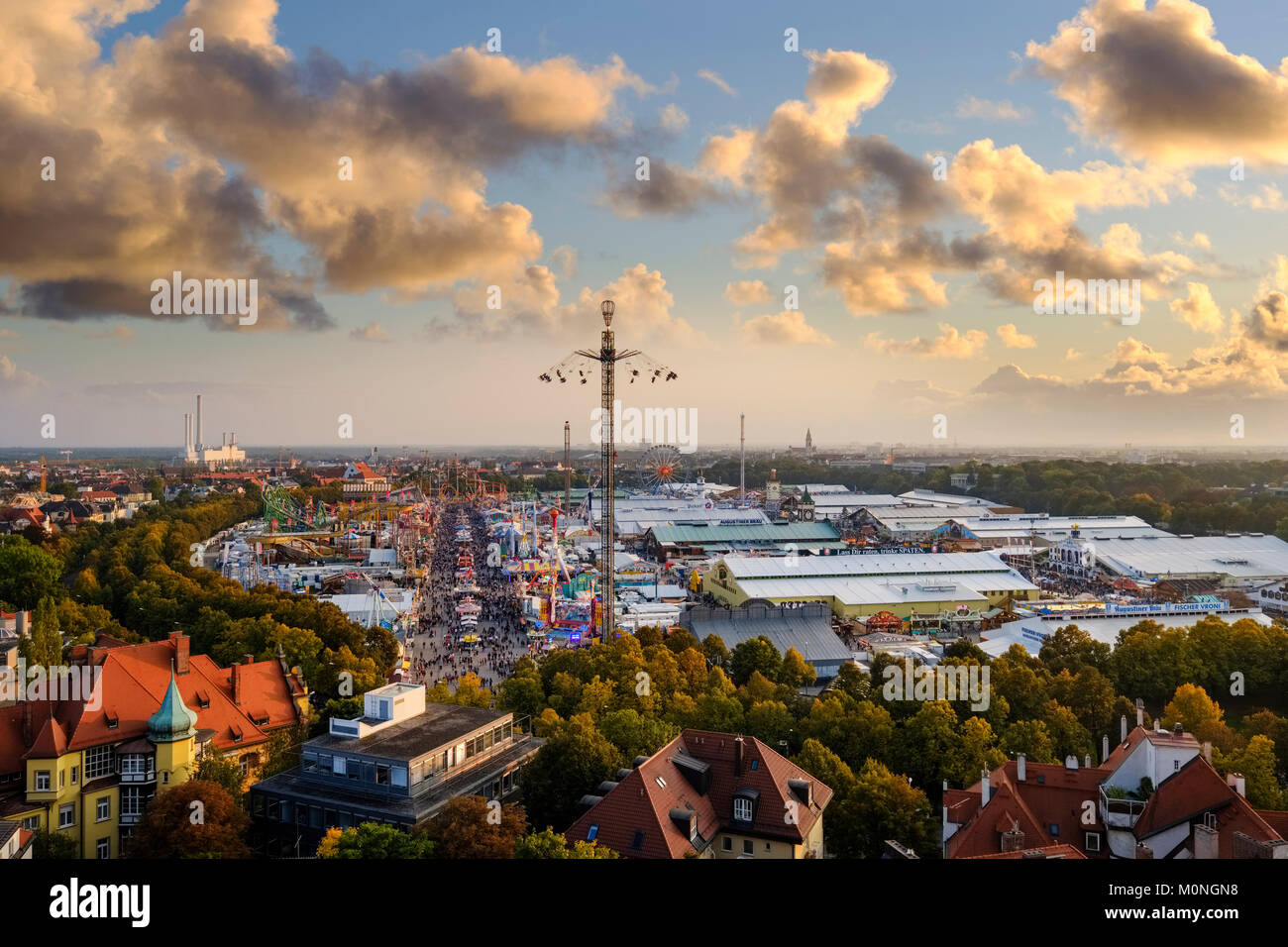 Ausblick über das Oktoberfest am Abend, Wiesn, München, Oberbayern, Bayern, Deutschland Stockfoto