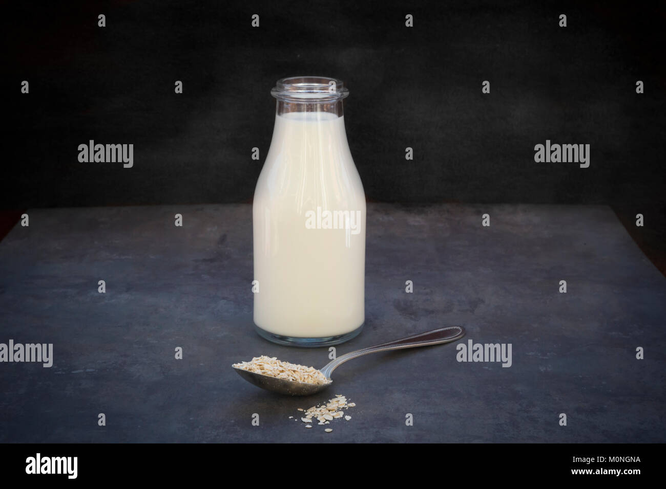 Glas Flasche hausgemachten Hafermilch mit Datumsangaben Stockfoto