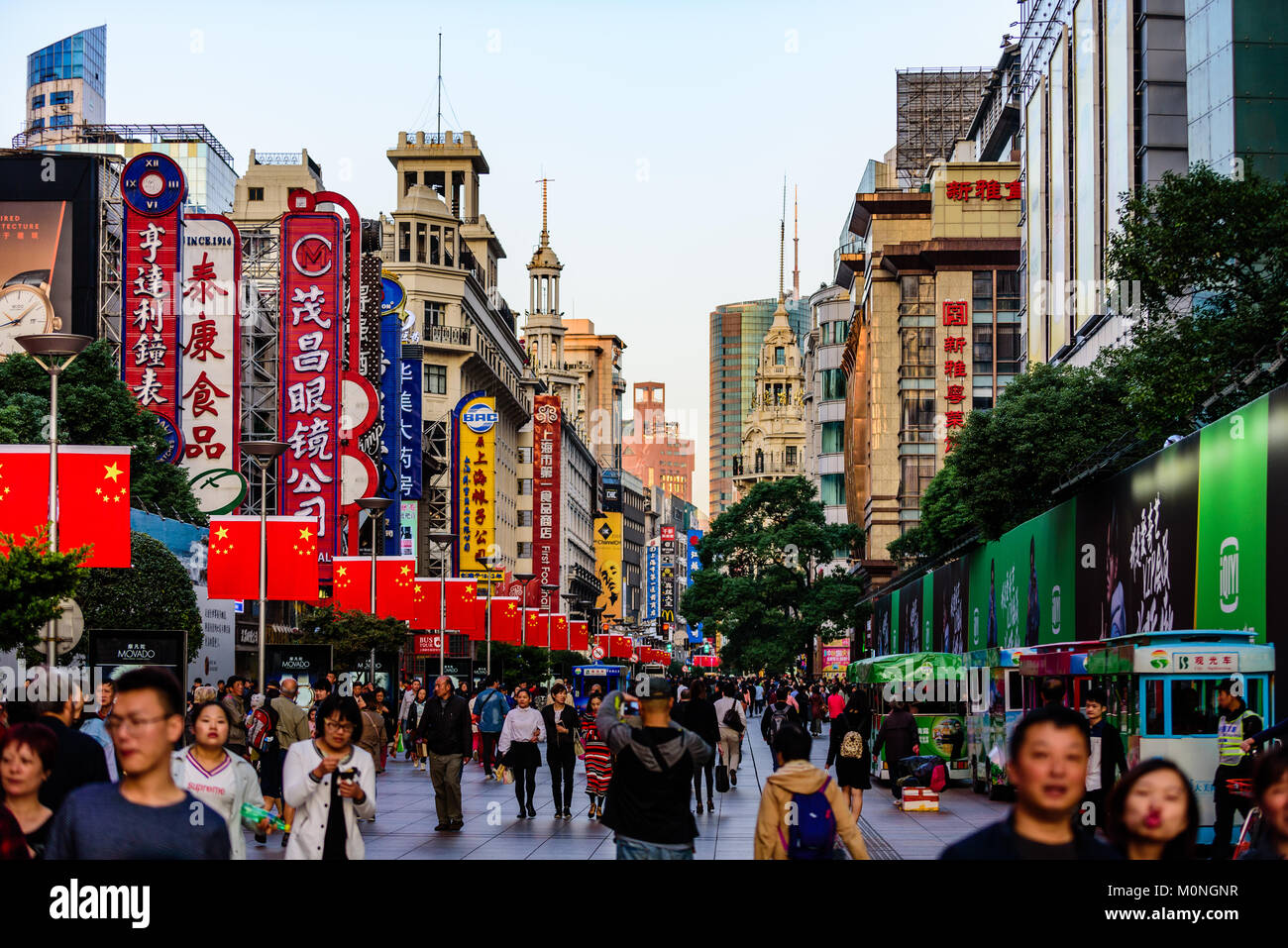Shanghai, China. Touristen Masse der viktorianischen Ära gesäumt, die Nanjing Road Fußgängerzone, Shanghai, China. Credit: Benjamin Ginsberg Stockfoto