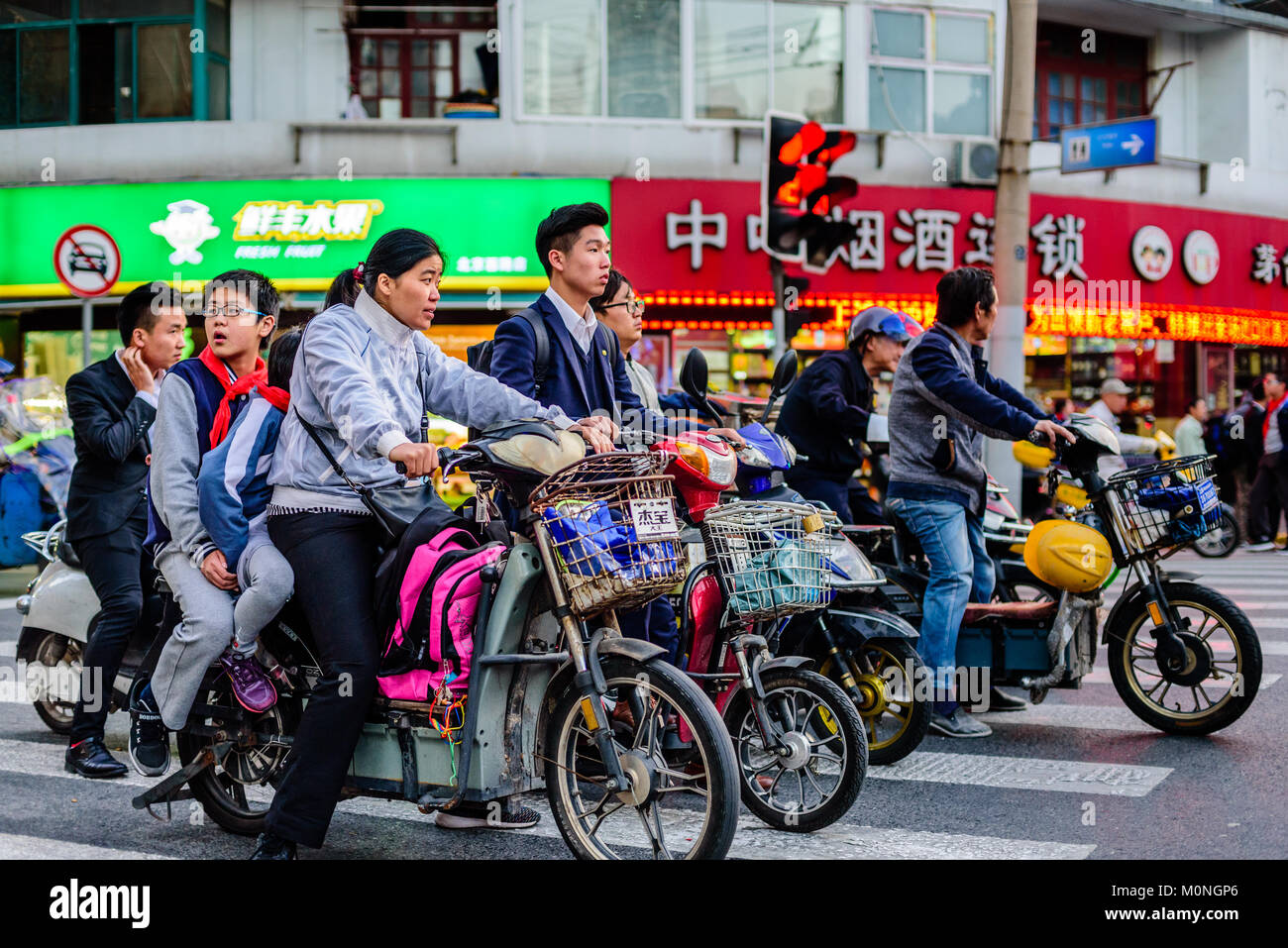 Shanghai, China. Mopeds Masse die Straßen von Shanghai, China. Credit: Benjamin Ginsberg Stockfoto