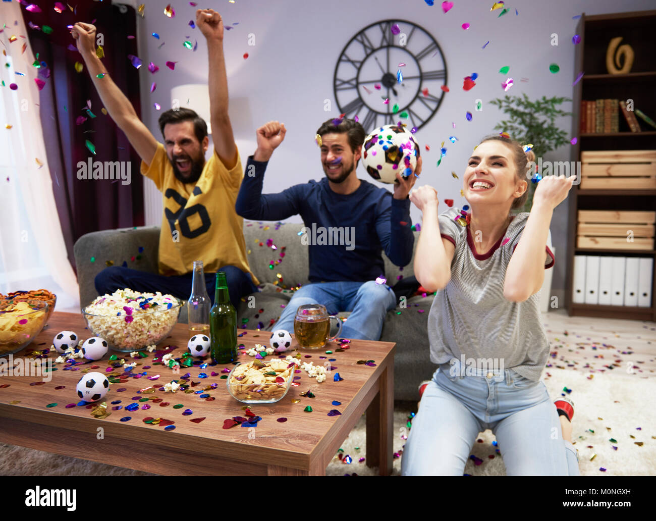 Begeisterten Fans feiern im Fußball party Stockfoto