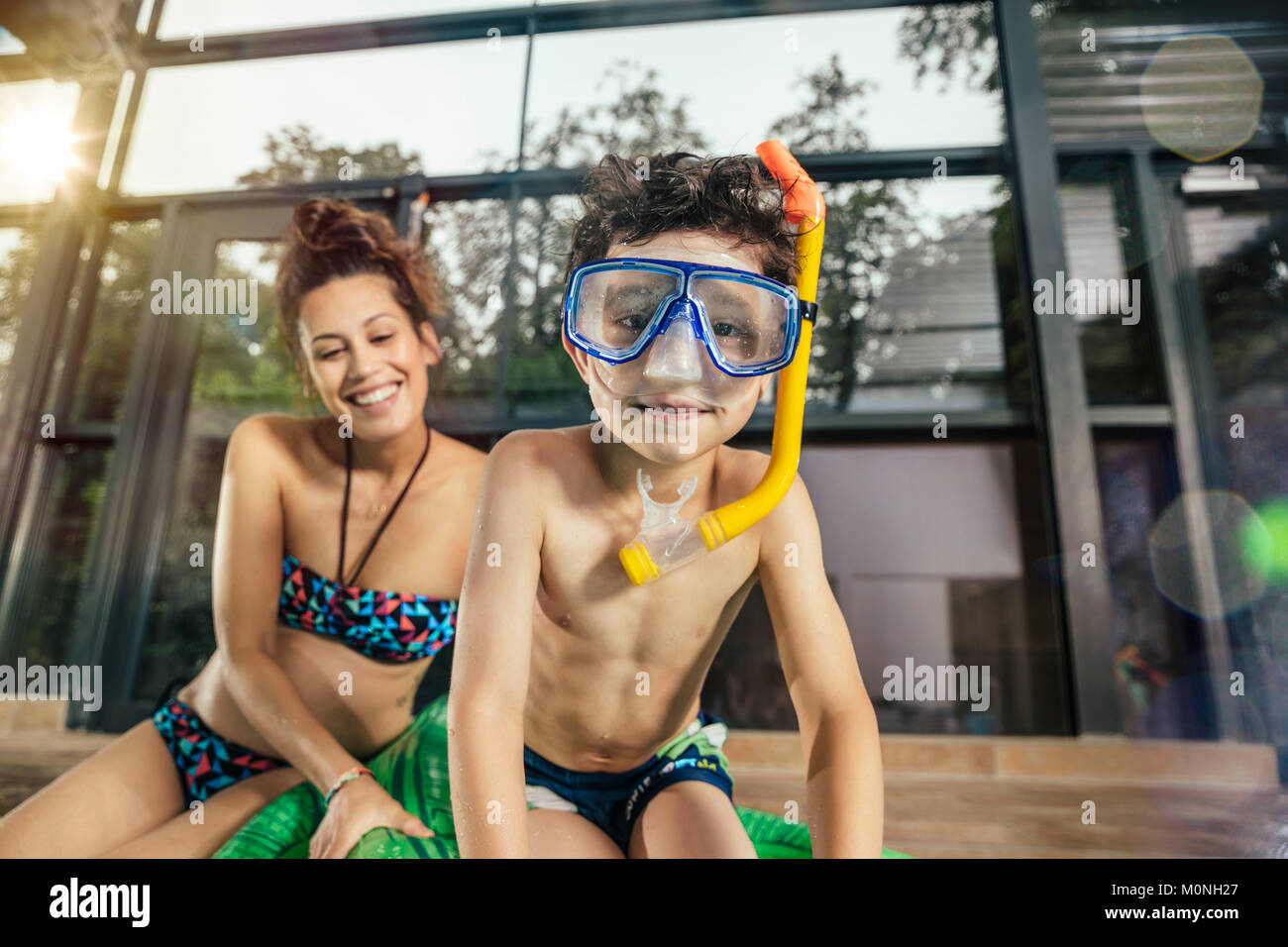 Mutter mit Sohn tragen Taucherbrille am Pool im Hallenbad Stockfoto