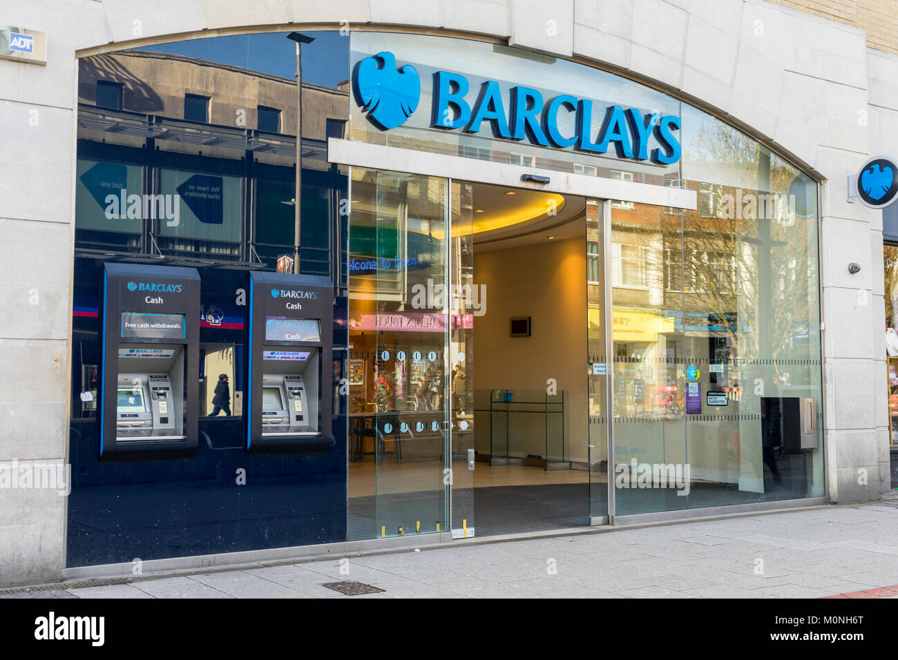 Eingang der Barclays Bank Filiale entlang der High Street in England 2018, Großbritannien Stockfoto