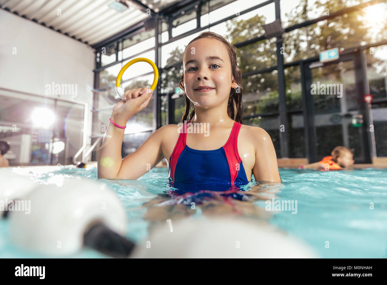 Portrait von stolzen Mädchen, dass tauchen Ring im Schwimmbad Stockfoto