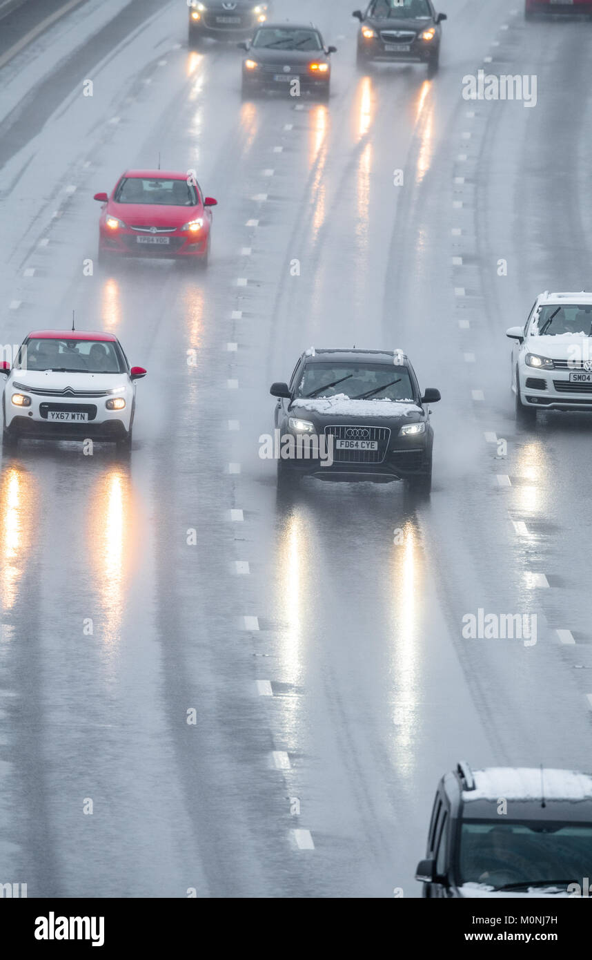 Von der Autobahn M1, Chesterfield, England. 21. Januar 2018. Schnee, Regen und Spray auf der Autobahn M1 führt zu gefährlichen Fahrbedingungen, Chesterfield, Stockfoto