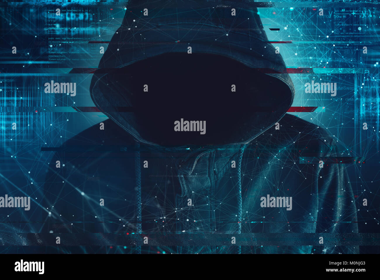 Cybersecurity, computer Hacker mit Kapuze und verdunkelt Gesicht, computer Code überlagern Bild Stockfoto