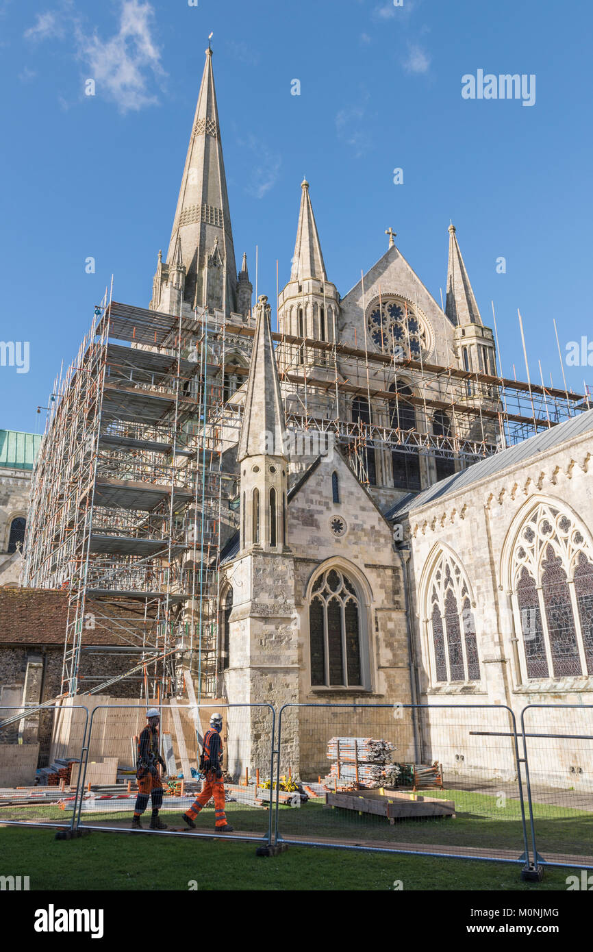 Gerüst umliegenden Chichester Cathedral als Reparaturen in Chichester, West Sussex, England, UK unterwegs sind. Stockfoto