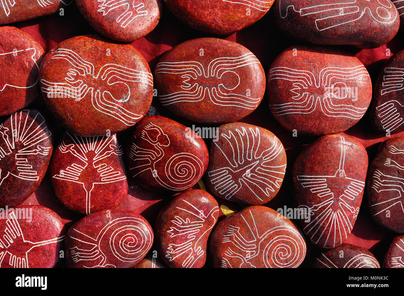 Südamerika, Nazca-Linien auf Steinen, die in den Touristen als Souvenirs aus Peru verkauft werden Stockfoto